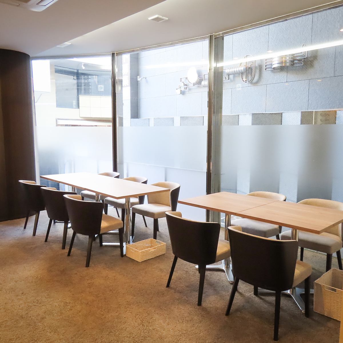 広々としたテーブル席で絶品料理をお楽しみください。
