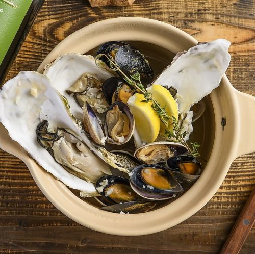 Three types of shellfish steamed in white wine ~in a clay pot~