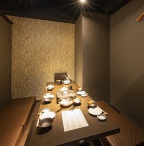 [일본식 공간】 대인기의 개실의 수로 화로 자리는 6 ~ 8 명 앉을 자리도 준비하고 있습니다.