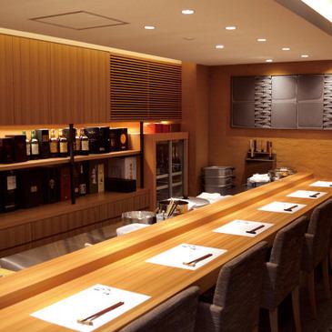 You can enjoy sushi slowly in a small and calm space with 8 seats at the counter.