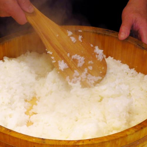 使用與壽司相配的特製米飯