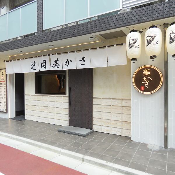 神田駅西口から徒歩5分と好アクセスの当店。神田駅西口通りをまっすぐ進み、伊勢ろく本店と日乃屋カレーの交差点を右に進んだ突き当りにございます。