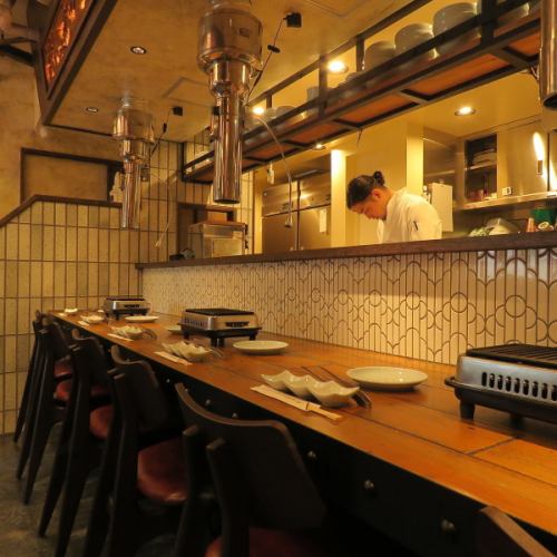 There are 6 counter seats only on the 1st floor.It is perfect not only for 1 person or more, but also for a counter date in a lively atmosphere.