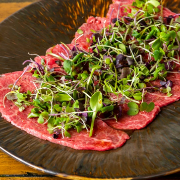 A collaboration between Edomae herbs and Wagyu beef: "Wagyu beef carpaccio" 650 yen (1 piece)