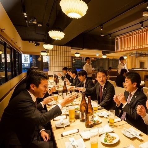 【団体宴会可能♪】木の温もりの上質空間で絶品焼き鳥をご堪能ください。活気溢れる店内はテーブル席も豊富でご宴会にも最適です。各種宴会をはじめ少人数のお仕事終わりの飲み会や女子会にも◎