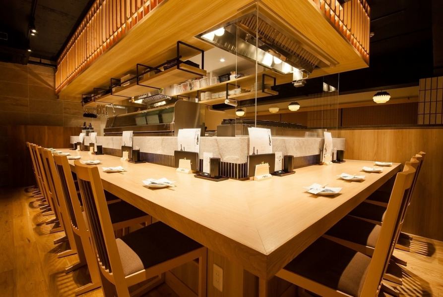 臨場感満載のオープンキッチンのカウンター席は大人のデートやしっぽり飲みたい方に◎テーブル席よりも広々とできるので、少人数での集まりにはカウンター席がおすすめ♪