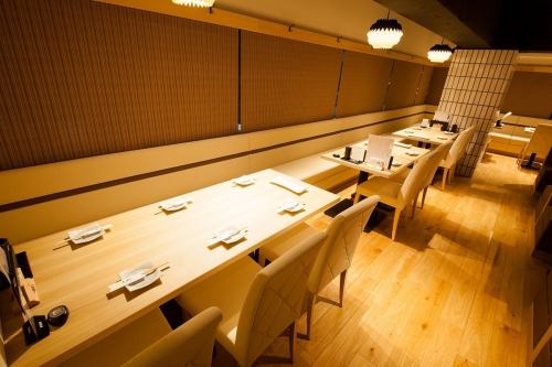 片側ソファー席のゆったりしたお席です。