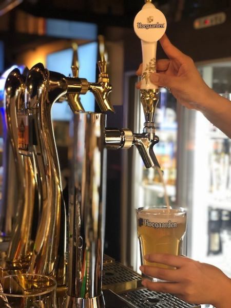 アイリッシュパブならではのお酒の数々。珍しいお酒もいっぱいなので、是非一度。ヒューガルデンの生ビール・クラフトビールも多数取り揃えております。