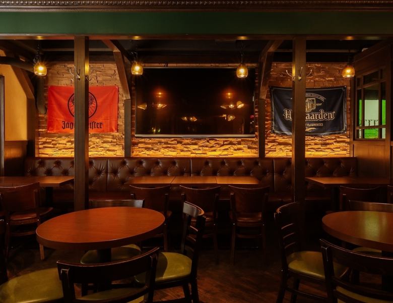 広々とした店内は、テーブル席が主流。会社帰りにちょっとだけ飲みたい時、大人数でのパーティーなどに最適。