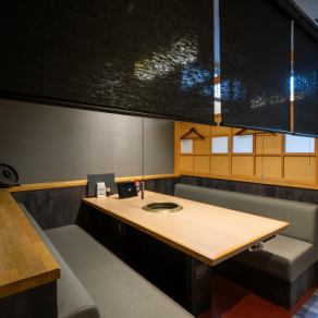 [Semi-private room] A semi-private room that can accommodate up to 6 people.Recommended for when you want to enjoy yakiniku with a large group of people.This semi-private room can also have tables connected to suit the number of people dining.There are two rooms available and can accommodate up to 10 people.It's conveniently located just a 3-minute walk from Karashimacho Station, making it a great place to host a wide range of events, including moms' get-togethers and company parties.