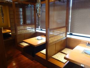 [With family and friends ◎] At the Manmaru Omachi store, there is a partition for each table, so you can enjoy delicious yakiniku calmly without worrying about the eyes.The seats are for 2 to 4 people.Please spend a relaxing time ♪