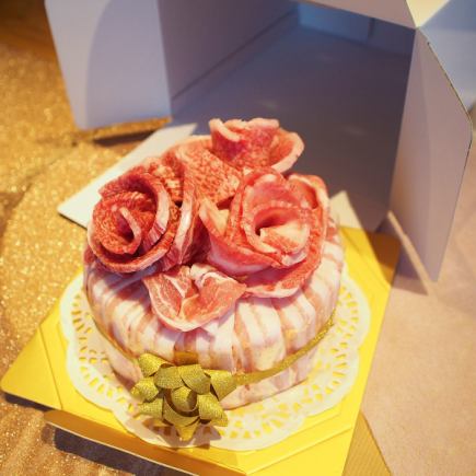 A luxurious meat cake for anniversaries and birthdays! We are now accepting orders for meat cakes with messages.