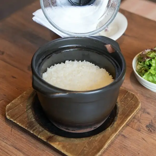 土鍋で炊き上げた広島県産のふっくらご飯。