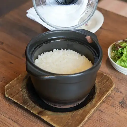 土鍋で炊き上げた広島県産のふっくらご飯。