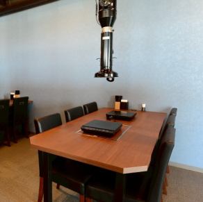 6名様用テーブルと4名様用テーブルを各3つずつご用意しております！どちらもすき焼きに最適なお席です◎気の置けないご友人とのお食事や会社の同僚との飲み会にご利用くださいませ☆