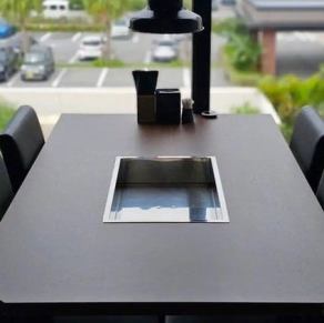 【テーブル席半個室:4名様×2室】落ち着いた雰囲気の空間で厳選黒毛和牛を堪能◎4名様までご利用いただける半個室のテーブル席を2部屋備えております。気の置けない友人やご家族でのお食事にぴったりのお席です。シックなデザインの落ち着いた空間で上質なお肉を存分にお楽しみいただけます。