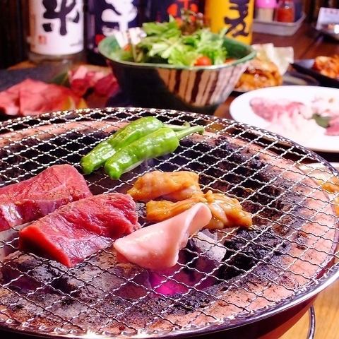 [For a drink after work] Carefully selected high-quality meat served in a shichirin! Great compatibility with beer!
