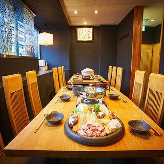 【テーブル6席×2】木目調のテーブル席で寛ぎながら、ゆったりとお食事をお楽しみいただけます。女子会や、会社宴会などのご予約も承ります。ご家族やご友人とのお集まりなど、幅広くご活用くださいませ☆カウンター席のご用意もございますので、お一人様でもお気軽にご利用ください。ご来店お待ちしております♪