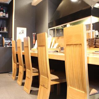 【カウンター6席】お一人さまのお食事や、お仕事帰りのサク飲みに、お仲間とのお集まりにおひとり様でも、お気軽にご利用いただけるように、お酒も充実しております♪お気軽にご来店ください！ごゆっくりとお寛ぎいただける空間です。