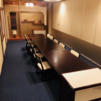 Private table space on the second floor.Up to 35 people can be accommodated.Depending on the number of people, a partition can be placed between the rooms to create two separate rooms.(I have included an image of the partition)