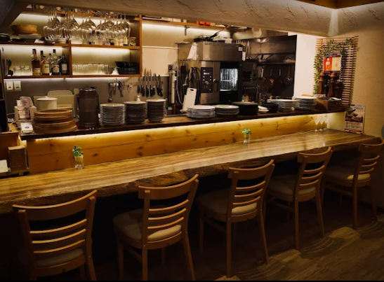 カウンター席は5席ご用意しております!落ち着いた大人の雰囲気でお一人様でのお食事はもちろん、会社帰りのサク飲みにもぴったり!デートや記念日でのご利用もおすすめです♪美味しい料理の数々と、こだわりのワインや日本酒とのマリアージュを楽しむ贅沢なひとときをお過ごしください!