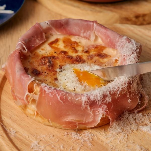 [The best combination! Raw ham x warm egg x cheese] Chicago pizza with raw ham and warm egg ♪ The melty cheese is irresistible