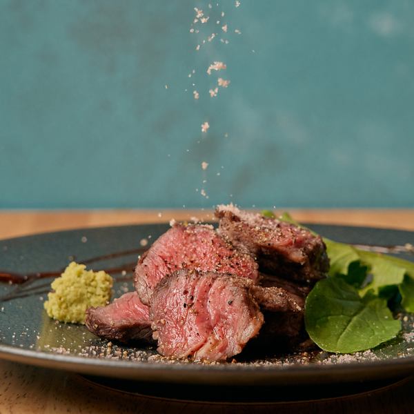 [We are also particular about our meat dishes] Lean steak of Kuroge Wagyu beef slowly cooked at low temperature