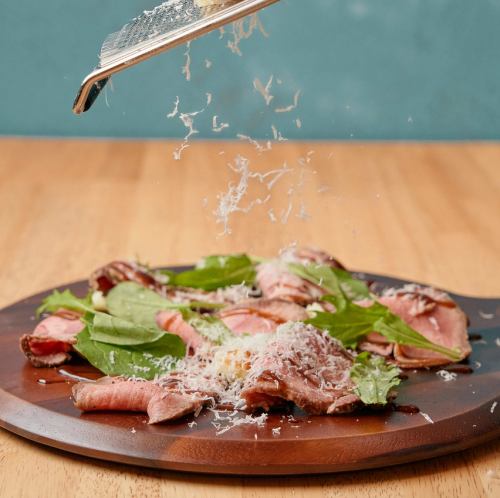 【肉料理もこだわりあり】低温でじっくり火入れしたやわらか赤身肉のステーキ