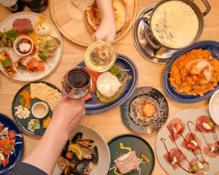 [2-hour all-you-can-drink, 8 dishes] Standard course including cheese fondue and grilled pork: 4,000 yen