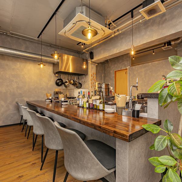 ≪シックで落ち着いた大人な空間で楽しむカジュアルビストロ♪≫シックで落ち着いた大人な空間が広がる当店では、テーブル席やカウンターを完備。デートや誕生日、記念日、各種宴会にも最適なスタイリッシュな雰囲気が自慢です。居心地の良い静かな店内で大切な方とともにすてきな食事の時間をお楽しみください。