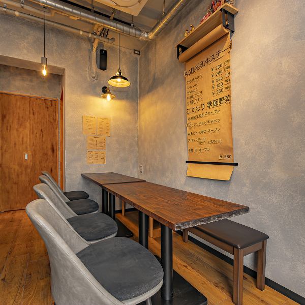 ≪カジュアルな飲み会や女子会に最適◎≫コンクリート調のライトグレーの壁に囲まれた落ち着いた空間で、気軽に楽しめるテーブル席をご用意。少人数での利用はもちろん、連結すれば最大8名まで対応可能◎ワインも充実しており、女子会やカジュアルな飲み会に最適◎おしゃれな雰囲気で、特別な時間をお過ごしください。