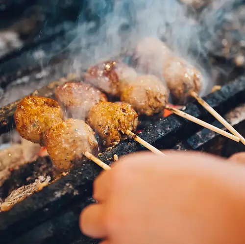 備長炭で焼く大ぶりの焼鳥