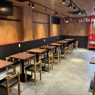 カウンター・テーブル・座敷を完備した落ち着いた雰囲気の店内を、丸ごと貸切でご利用いただけます!周りを気にせず、仲間内だけで思いっきり賑やかに過ごせるのが魅力。こだわりの逸品を囲みながら、快適で特別なひとときをお楽しみください。人数やコースのご相談もお気軽にどうぞ!