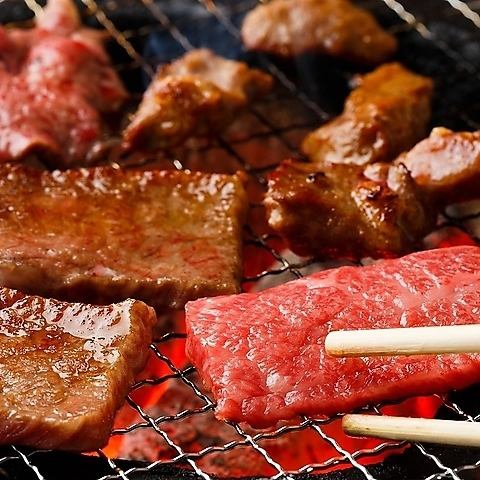 午餐時可盡情享用宮崎牛、鹿兒島黑牛等品牌牛肉烤肉。