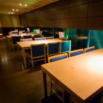 It is a large table for 6 people!Enjoy a fun gathering around the table with your family, friends and relatives ♪