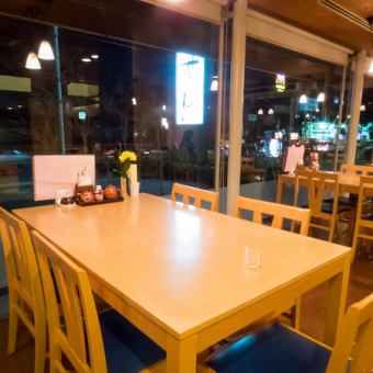 해방감이있는 창가의 테이블은 4 명까지 이용하실 수 있습니다.점심이나 소규모 디너 등에 쓰기 ◎ 점심의 종류도 풍부하게 준비하고 있습니다!
