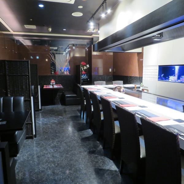 The shop's interior has a chic interior based on black, and the blue light of the water tank decorates the atmosphere.There are nine counter seats and three table seats.Please use it for the anniversary or date with the important person.