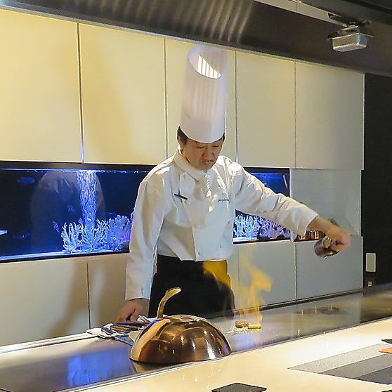 There are nine counter seats available.We will cook in front of the customer using a custom-made iron plate.The chef cooks in front of you and you can enjoy your meal lively.You can enjoy the food without forgetting the urban noise in the chic atmosphere.
