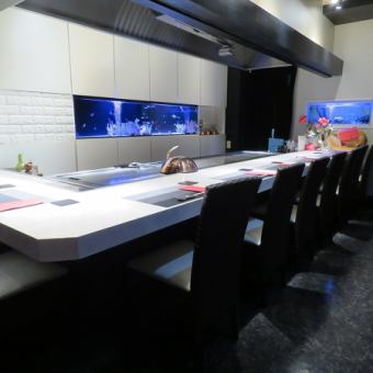 A counter with a custom-made iron plate is available for nine seats.