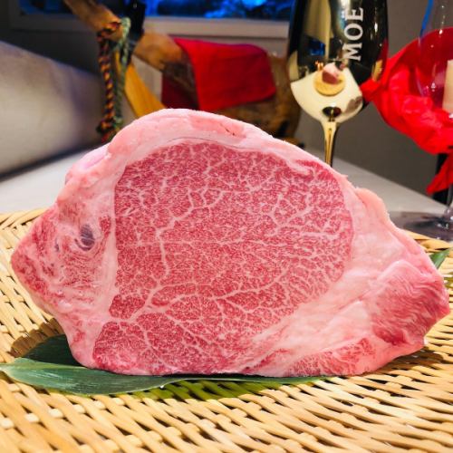 The meat uses A5 rank of Yamagata beef ♪ The mellow sweetness spreads in your mouth! [Chateaubriand 100g 9,680 yen (tax included)]