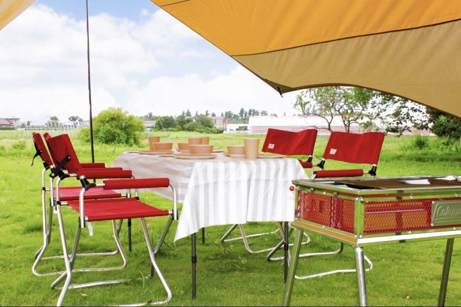 芝生エリアでBBQをお楽しみいただけます。セッティング済みのBBQ用品一式と食材がセットになっているので、気軽にBBQをお楽しみいただけます！。ドリンクや食材のお持ち込みも可能となっております！