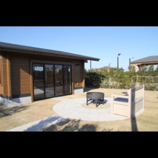 ≪Lodge BBQ area≫ This is an area with a grilling space and seating.BBQ can be enjoyed by around 10 people per group.