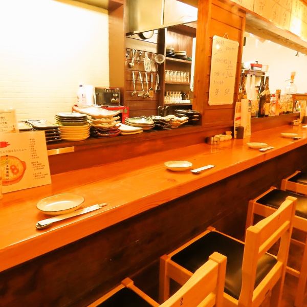 【お一人様でも気軽に利用できるカウンター席】横に並んでゆったり語り合えるカウンター席は、会社帰りの同僚とのちょい飲みや親しい友人同士の食事、デートにもおすすめ◎目の前がキッチンになっているので職人が焼き上げる焼鳥の香ばしい匂いを楽しみながらゆったりとした気分で食事やお酒が楽しめます♪