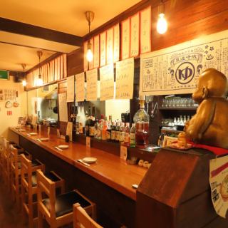 The counter seats, where you can sit side by side and enjoy your meal while chatting, are perfect for solo diners, as well as for a quick drink after work, a girls' night out, or a casual drinking party with friends.