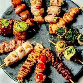 【大瀨串燒套餐】烤雞肉串、蔬菜五花肉串、海鮮串等26道菜品,2小時無限暢飲,5000日元(含稅)