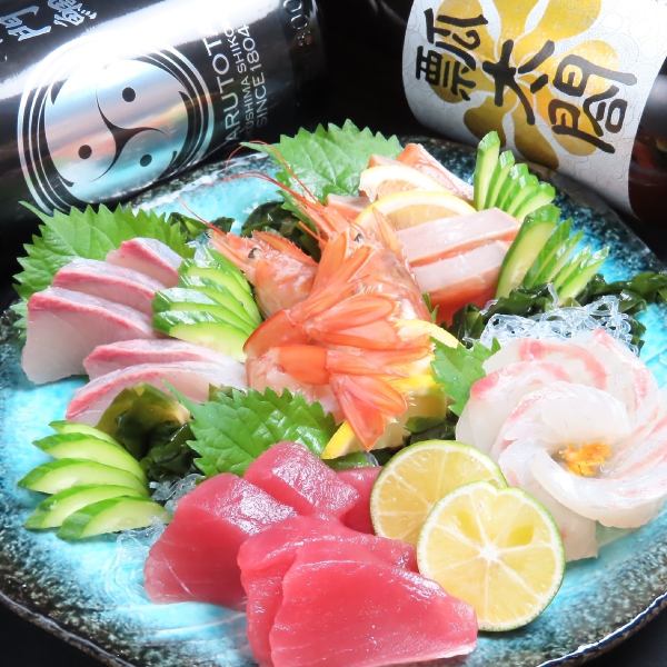 酒吧界冉冉升起的新星☆ 海鮮料理也強烈推薦!當天在市場採購的新鮮刺身,例如黃尾鰤魚、肥鮪魚和藍鰭鮪魚◎