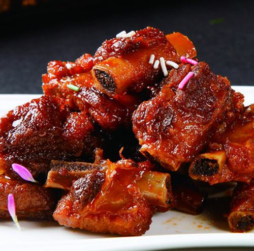 Spare ribs stewed in sweet and sour sauce (sugar vinegar pork ribs)