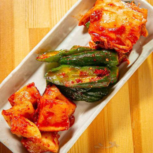 《一から仕込んで漬け込み!自家製キムチ盛》