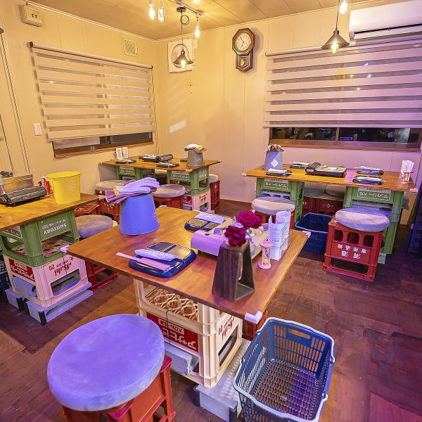 店内のテーブルや椅子、調理スタイルに至るまで、ご夫婦が一つひとつ手をかけて作り上げた“牡蠣小屋”スタイル。コンテナを使ったテーブルや、炭火焼きのライブ感にこだわり、訪れる人が気取らず楽しめる空間に仕上げています。温かい接客と細やかな気配りも魅力のひとつ。