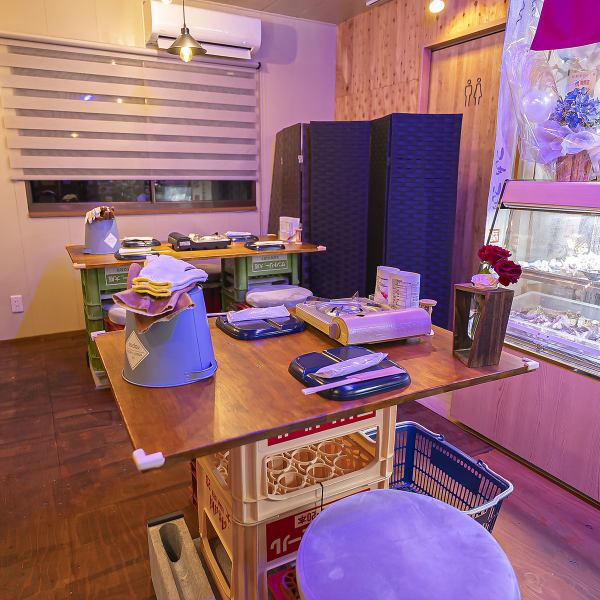 店内には、2~4名でゆったり囲めるテーブルが3卓、1~2名向けのコンパクトなテーブルが2卓。少人数での食事はもちろん、友人同士やカップルでの利用にもぴったり。席ごとに卓上コンロが設置されており、どの席でも自分のペースで焼きたての海鮮を楽しめます。